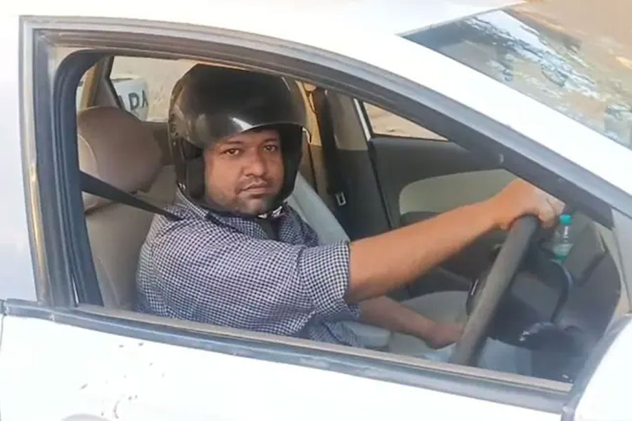 উত্তরপ্রদেশে হেলমেট পরে গাড়ি চালাচ্ছেন যুবক! কারণ জানলে চোখ কপালে উঠবে