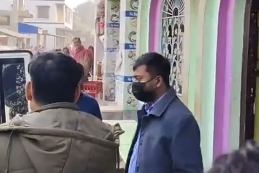 Security guard beaten up! Police came Humayun Kabir's house in Murshidabad