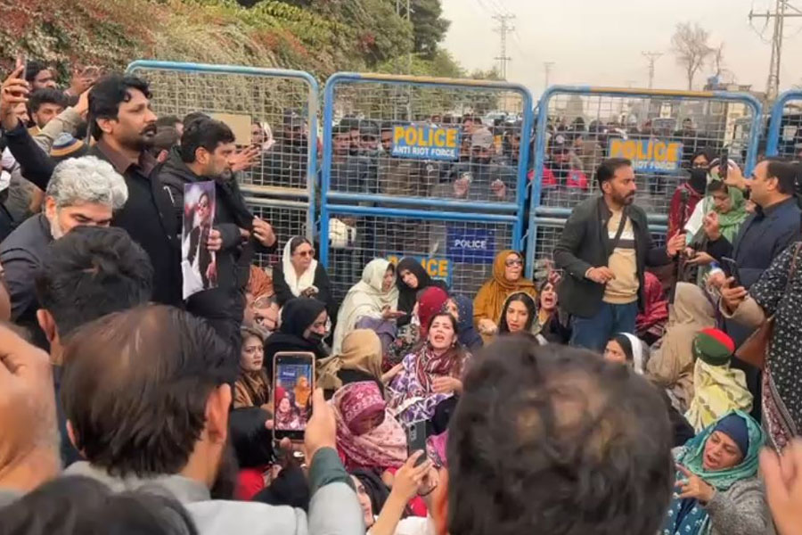 ‘ভাইয়ের মুক্তি চাই’, হাজার সমর্থক-সহ আদিয়ালা জেলের বাইরে ধরনায় ইমরানের বোনেরা