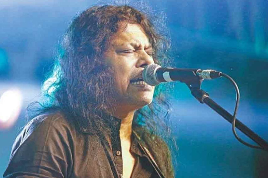 বাংলাদেশে রক তারকা জেমসের কনসার্টে ইটবৃষ্টি কট্টরপন্থীদের! পণ্ড অনুষ্ঠান, আহত বহু