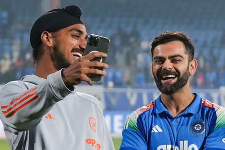 ‘পাক্কা একশো রান দিতিস’, কোহলিকে ইট ছুড়ে পাটকেল খেলেন অর্শদীপ!