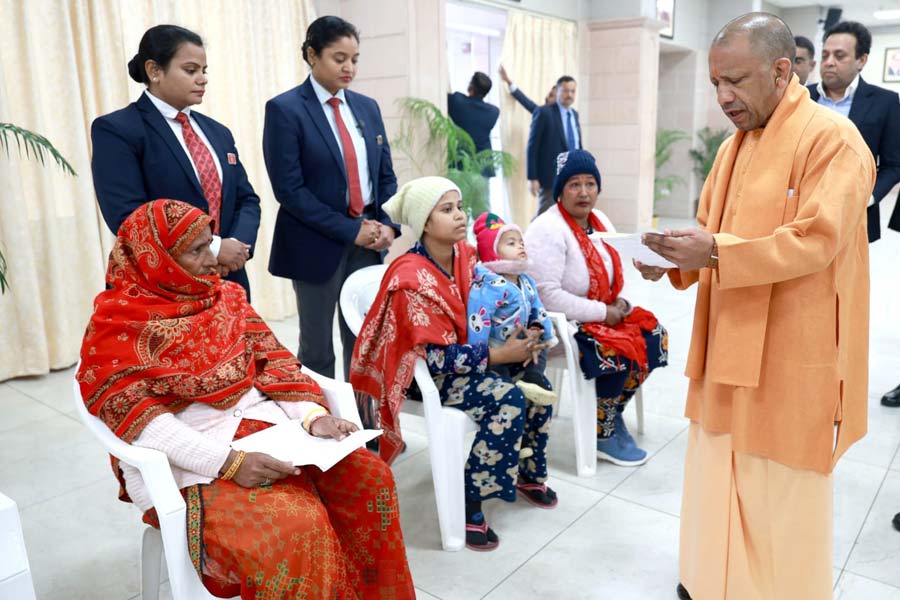 প্রতিদিন সাধারণের অভাব-অভিযোগ শুনতে হবে ডিএম ও এসপিদের, কড়া বার্তা যোগীর