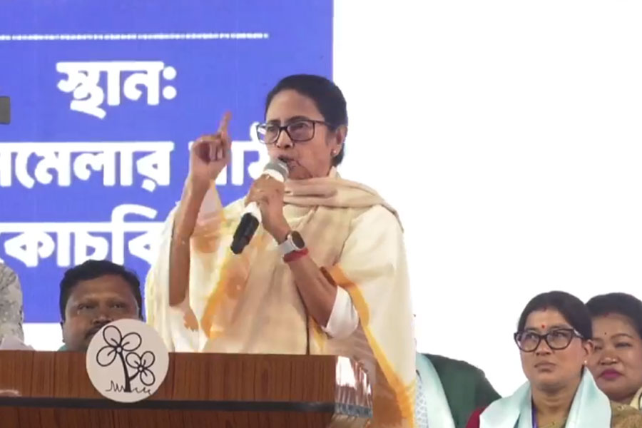 ‘উচ্চারণও করতে পারেন না’, ‘মোহনবেগান-ইস্টবেগান’ বিতর্কে কেন্দ্রীয় ক্রীড়ামন্ত্রীকে তোপ মমতার