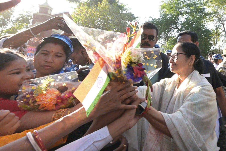 ‘অশুভ শক্তি’র বিনাশে মদন মোহন মন্দিরে পুজো, কোচবিহারের পথে জনসংযোগে মুখ্যমন্ত্রী