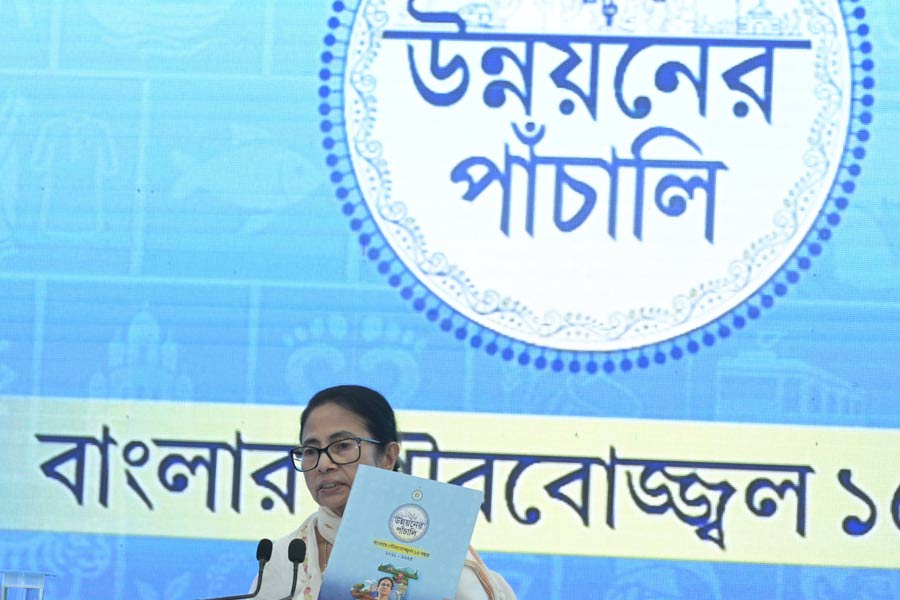 কর্মশ্রী-লক্ষ্মীর ভাণ্ডারের বিপুল সাফল্য, ১৫ বছরে কাজের খতিয়ান দিয়ে ‘উন্নয়নের পাঁচালি’ পেশ মুখ্যমন্ত্রীর