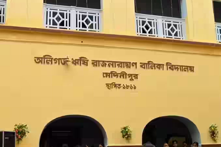 সরকারি নির্দেশিকা ‘অমান্য’, বহিরাগত পড়ুয়াদের পঞ্চম শ্রেণিতে ভর্তি প্রধান শিক্ষিকার! শোরগোল মেদিনীপুরে
