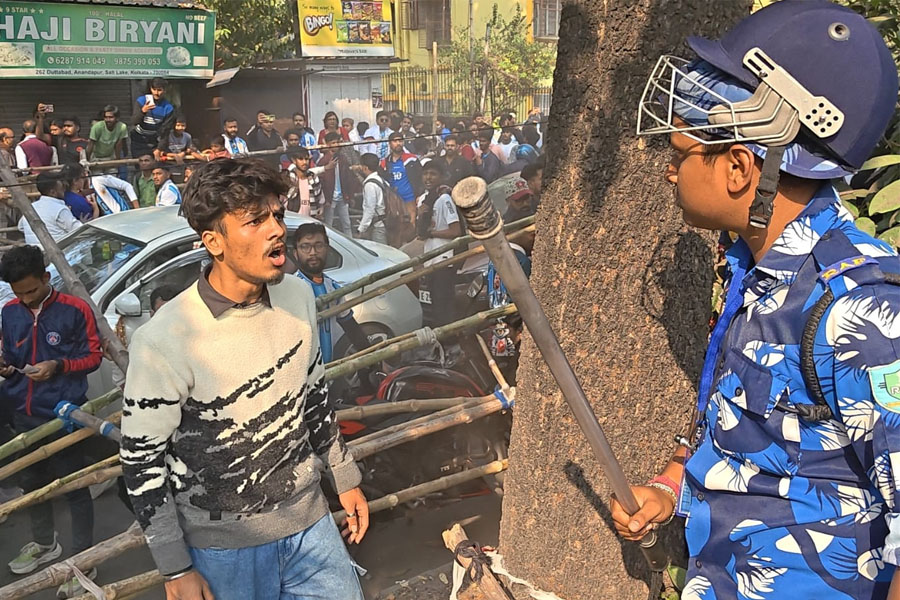 ‘বিরাট স্ক্যাম হয়েছে, টাকা ফেরত দিক আয়োজকরা’, মেসির দর্শন না পেয়ে ক্ষোভ সপ্তমে দর্শকদের