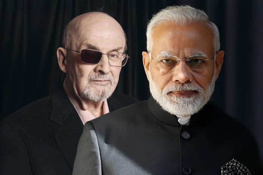 মোদি জমানায় ইতিহাস বিকৃতি! ‘বলা হচ্ছে, হিন্দু ভালো, মুসলমান খারাপ’, নিন্দায় রুশদি