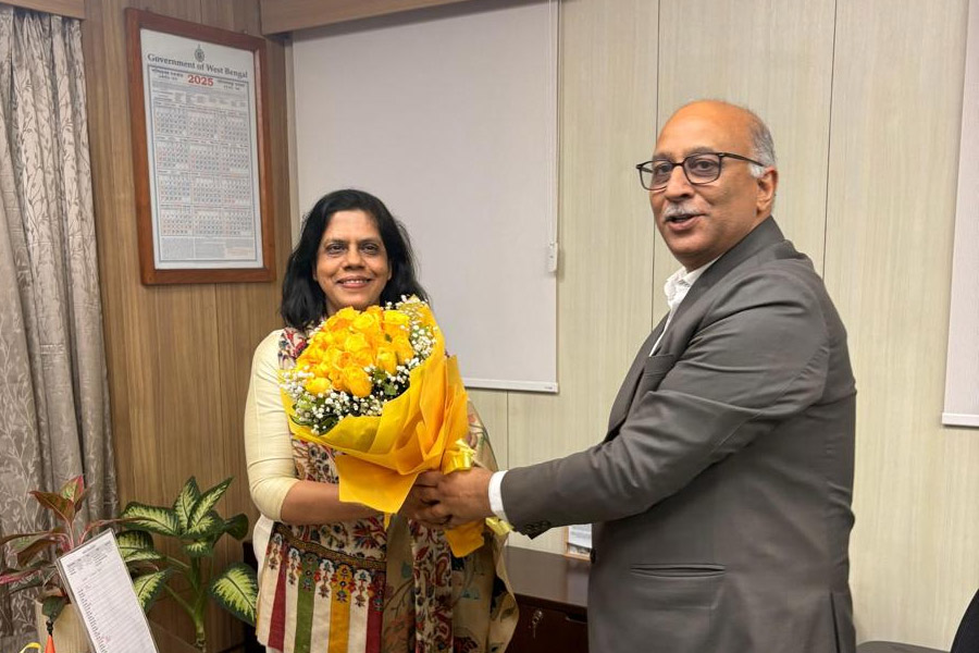 রাজ্যের প্রথম মহিলা মুখ্যসচিব হচ্ছেন নন্দিনী চক্রবর্তী, বড় পদে ‘বিদায়ী’ মনোজ পন্থও