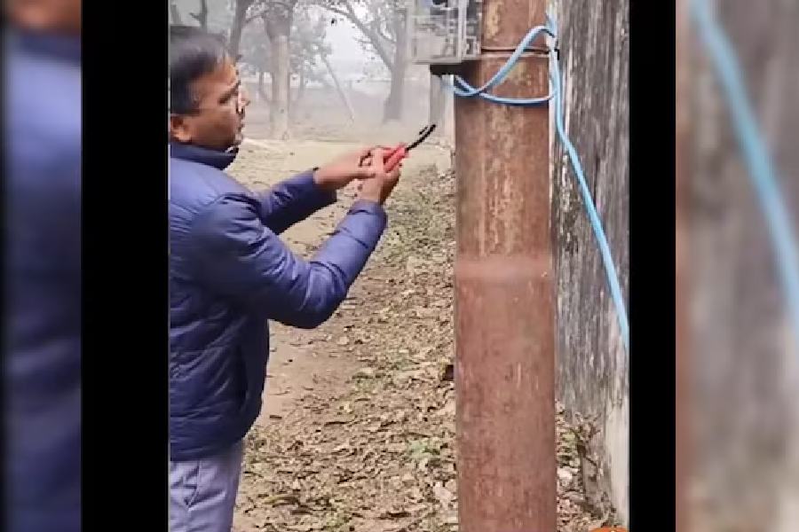 বারবার লোডশেডিং! রাগে বিদ্যুৎ দপ্তরের ৩ কর্তার বাড়ির লাইন কাটলেন কংগ্রেস বিধায়ক