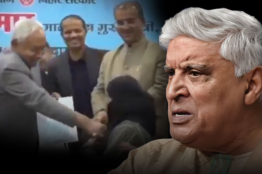 তরুণীর হিজাব ধরে টান নীতীশের, ‘ক্ষমা চান’, পর্দা-প্রথার বিরোধী হয়েও গর্জন জাভেদ আখতারের