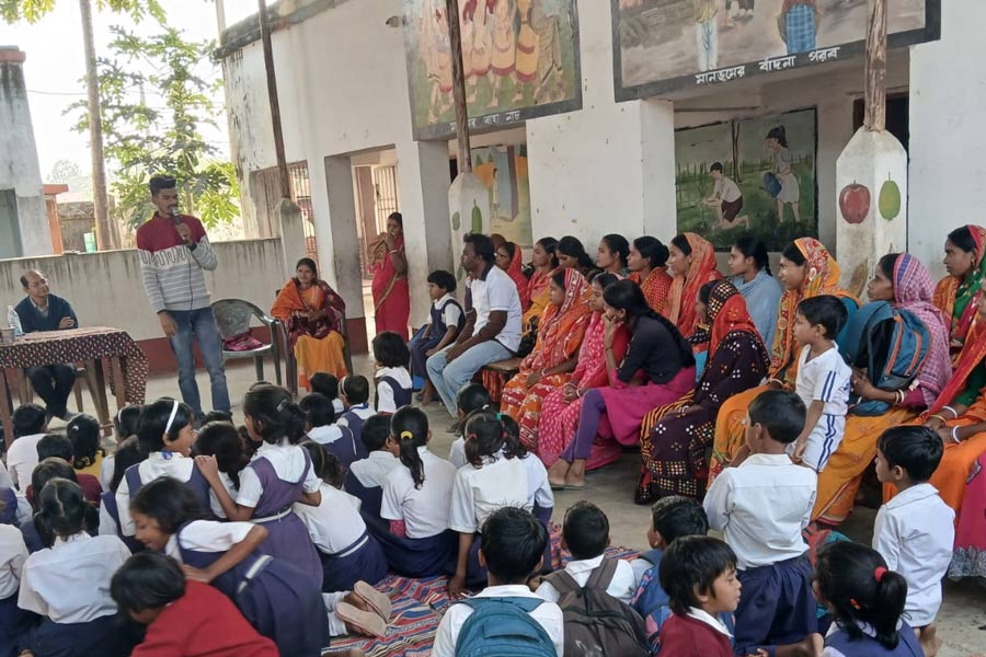 চুল টানছে ভূতে! ‘অশরীরী’র উৎপাতে অজ্ঞান ছাত্রী, পুরুলিয়ার স্কুলে বিজ্ঞান মঞ্চ