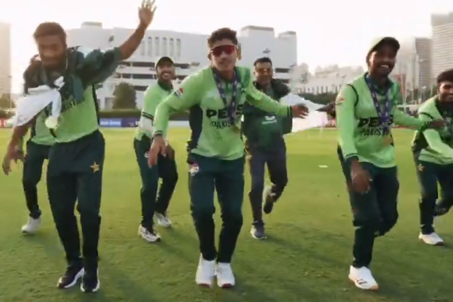 পাকভূমে নিষিদ্ধ ‘ধুরন্ধরে’র গানেই সেলিব্রেশন! বৈভবদের হারিয়ে তুমুল নাচ যুব ক্রিকেটারদের