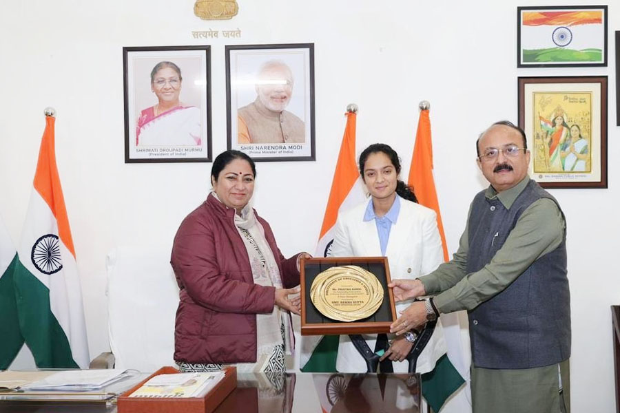 ‘স্বপ্নকে উড়তে শেখায়…’, প্রতীকাকে দেড় কোটি টাকা আর্থিক পুরস্কার দিল্লির মুখ্যমন্ত্রীর