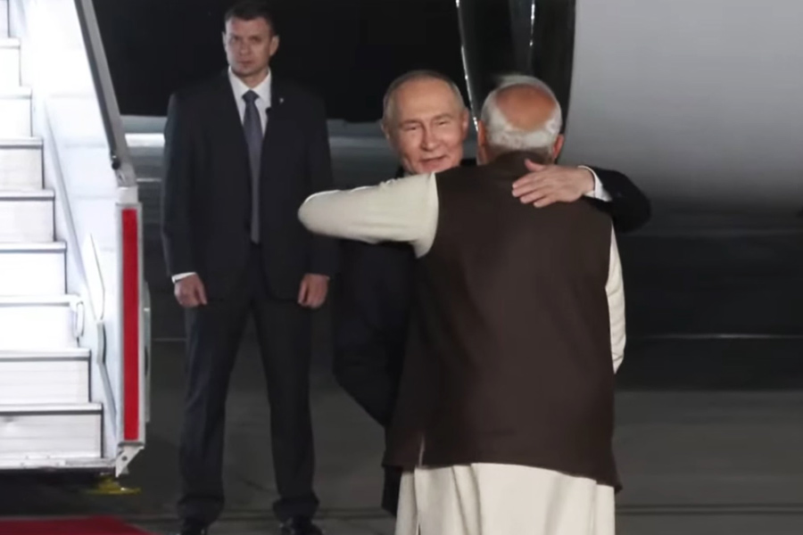 মার্কিন ভ্রূকুটি উপেক্ষা দিল্লির! বিমানবন্দরে লাল কার্পেট, নামতেই পুতিনকে জড়িয়ে ধরলেন মোদি