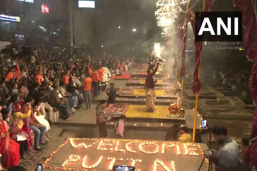 বারাণসীর গঙ্গা আরতিতে প্রদীপের আলোয় জ্বলল পুতিনের নাম! ‘রুশ অতিথি’কে অভিনব অভ্যর্থনা