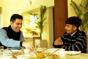 গিগ কর্মীদের অধিকার রক্ষায় সোচ্চার, বাড়িতে ব্লিঙ্কিটের ডেলিভারিম্যানকে আমন্ত্রণ রাঘব চাড্ডার
