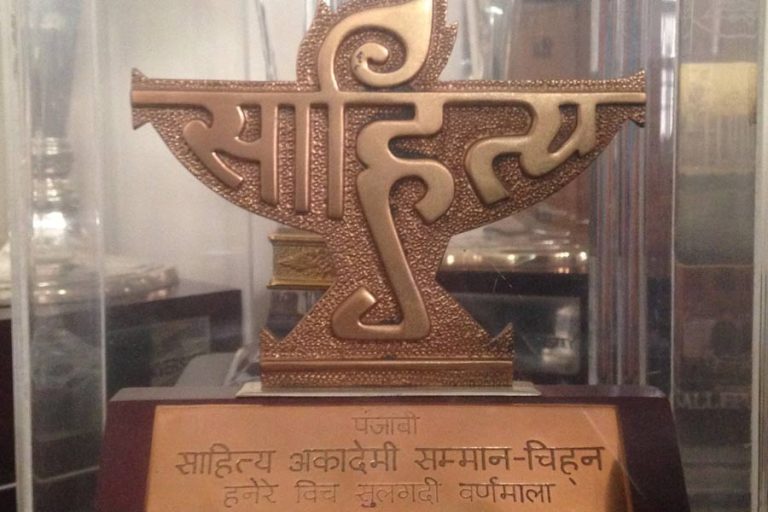নজিরবিহীন! কেন্দ্রের ‘দাদাগিরি’তে স্থগিত সাহিত্য অকাদেমি পুরস্কার ঘোষণা