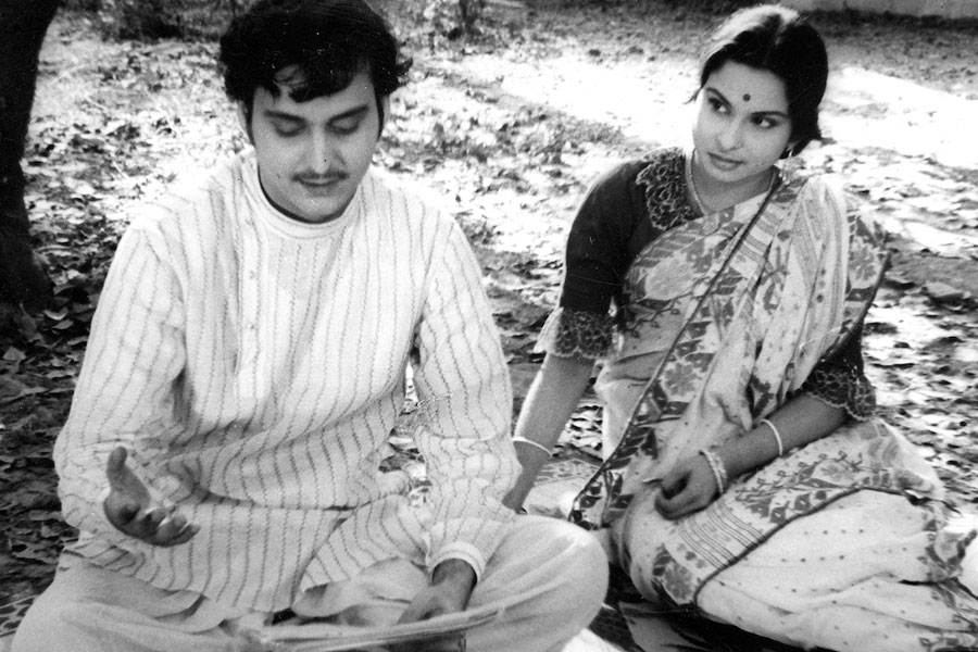 ব্যক্তিত্ব, সম্ভ্রম ও ঐতিহ্যের আলো, শাড়ি নেহাত কয়েক গজের বস্ত্রখণ্ড নয়