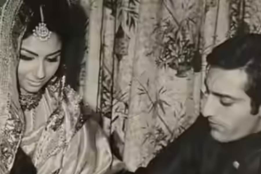 ‘ঘুমন্ত বাবার পাশ থেকে উঠে মেকআপ সেরে ফের শুতে আসত মা’, শর্মিলার অজানা কথা শোনালেন সোহা