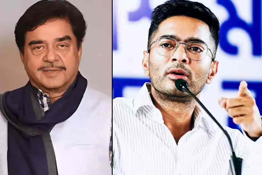 হাজিরায় প্রক্সি! ‘অভিযুক্ত’ শত্রুঘ্নকে কড়া বার্তা অভিষেকের