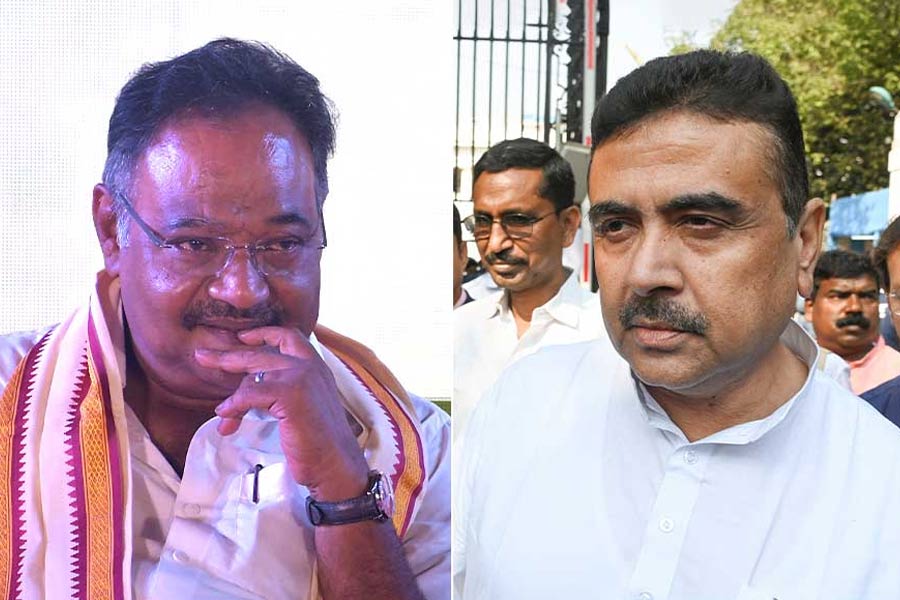‘এসব অতীত, আর বলবেন না’, প্রকাশ্য সভায় শুভেন্দুকে কেন ‘শাসন’ শমীকের?