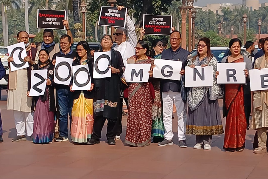 ১০০ দিনের কাজে বকেয়া ৫২ হাজার কোটি! সংসদের বাইরে বিক্ষোভ তৃণমূলের