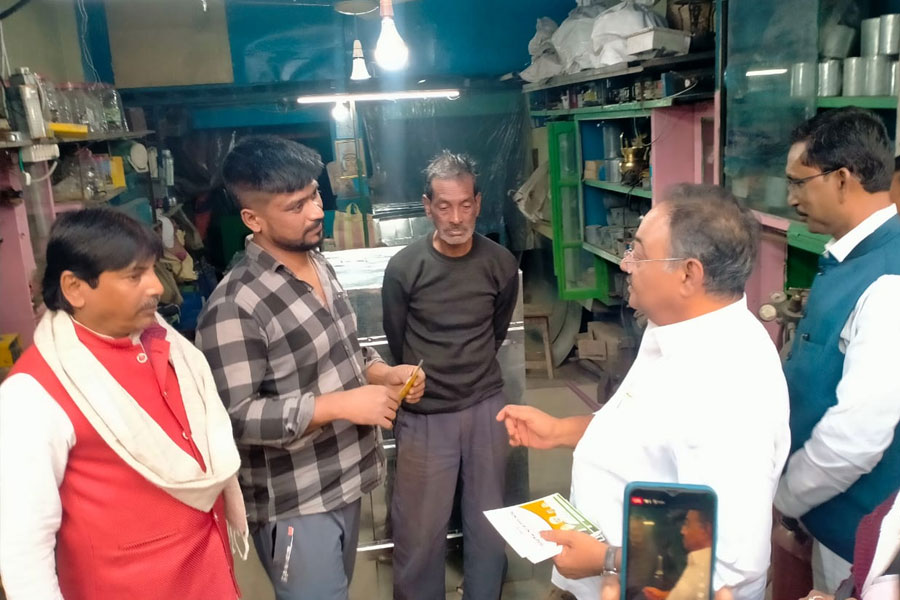 মতুয়া ভোটে এসআইআর-শঙ্কা! তাহেরপুরে মোদির সভা ভরাতে দোকান, বাজারে আমন্ত্রণপত্র বিলি বিজেপির