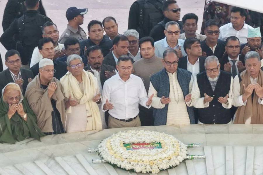 চোখে জল, বাবা জিয়াউর রহমানের সমাধিতে শ্রদ্ধা জানিয়ে আবেগে থরথর তারেক