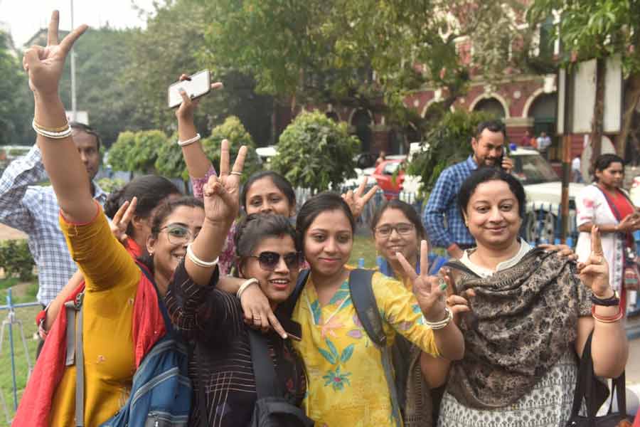 চোখে আনন্দাশ্রু, ‘কলঙ্কমুক্তি’তে হাই কোর্ট চত্বরে অকাল হোলি, মিষ্টিমুখ প্রাথমিক শিক্ষকদের