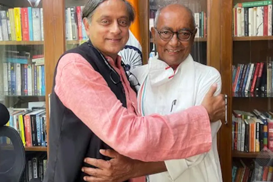 ‘সত্যিই সংগঠনে ঝাঁকুনি দরকার’, দিগ্বিজয়ের সুরে রাহুলদের ‘নিশানা’ থারুরেরও