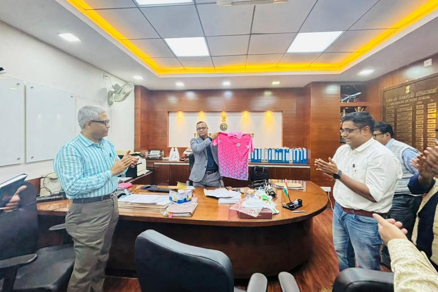 লক্ষ্য পথ সচেতনতার প্রচার, ব্যাট-বল হাতে ২২ গজে পরিবহণ দপ্তরের কর্তা থেকে কর্মীরা