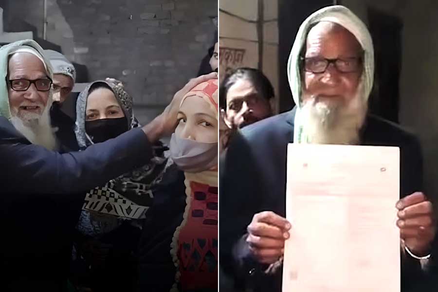 নথির টানে ২৯ বছর পর ঘরে ফিরলেন ‘মৃত’ শরিফ! সৌজন্যে বাংলার এসআইআর