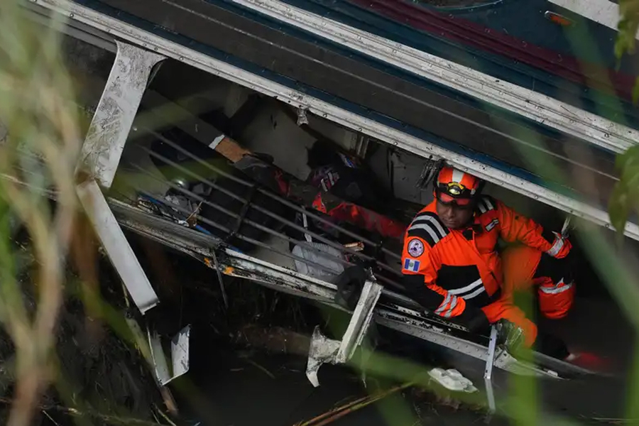 কুয়াশায় ঝাপসা চারপাশ, নিয়ন্ত্রণ হারিয়ে গভীরে খাদে পড়ল যাত্রীবাহী বাস, গুয়াতেমালায় দুর্ঘটনায় মৃত অন্তত ১৫