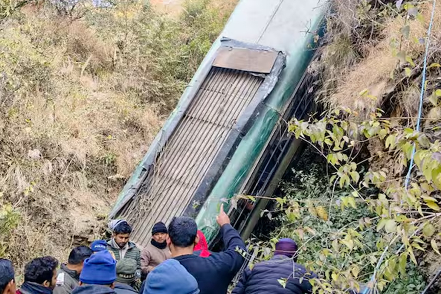 নিয়ন্ত্রণ হারিয়ে খাদে পড়ল যাত্রীবাহী বাস, উত্তরাখণ্ডে ভয়াবহ দুর্ঘটনায় মৃত অন্তত ৭