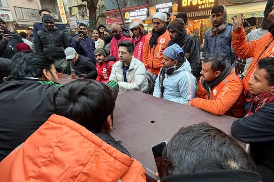 দিল্লিতে আন্দোলনরত গিগ কর্মীদের সঙ্গে সাক্ষাৎ রাঘবের, কী বার্তা আপ সাংসদের?