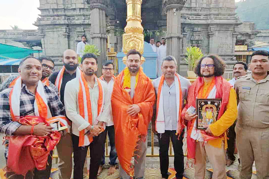 কপালে তিলক, হাতে অর্ঘ্য, প্রোটিয়াদের উড়িয়েই মন্দিরে ‘সাচ্চা ঈশ্বরভক্ত’ বিরাট