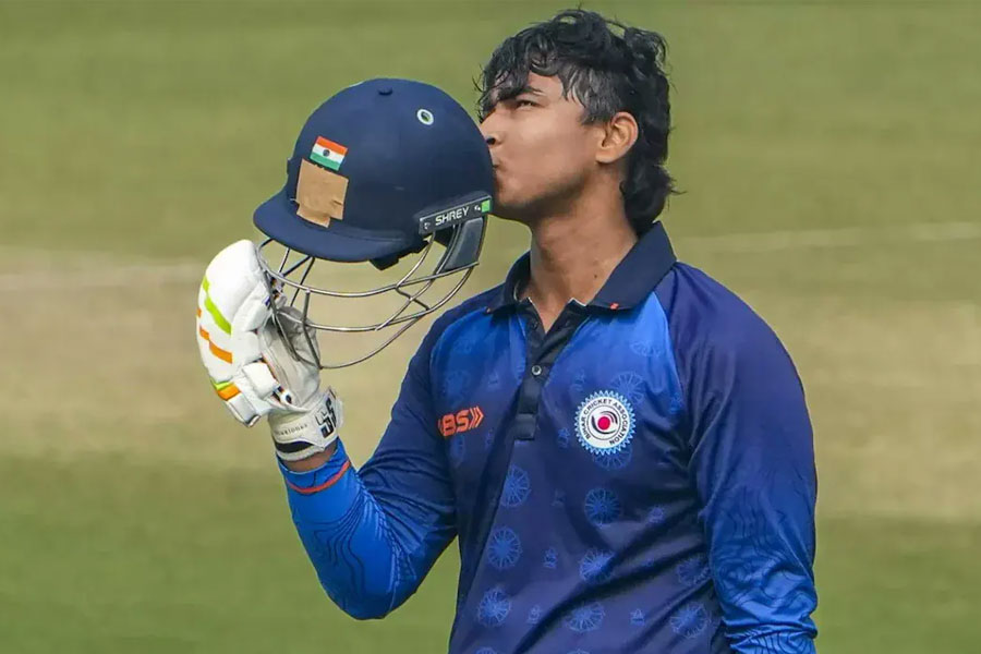 চার-ছক্কার বন্যায় মাত্র ৩৬ বলে সেঞ্চুরি, ১৪ বছরেই বিশ্বরেকর্ড বৈভবের