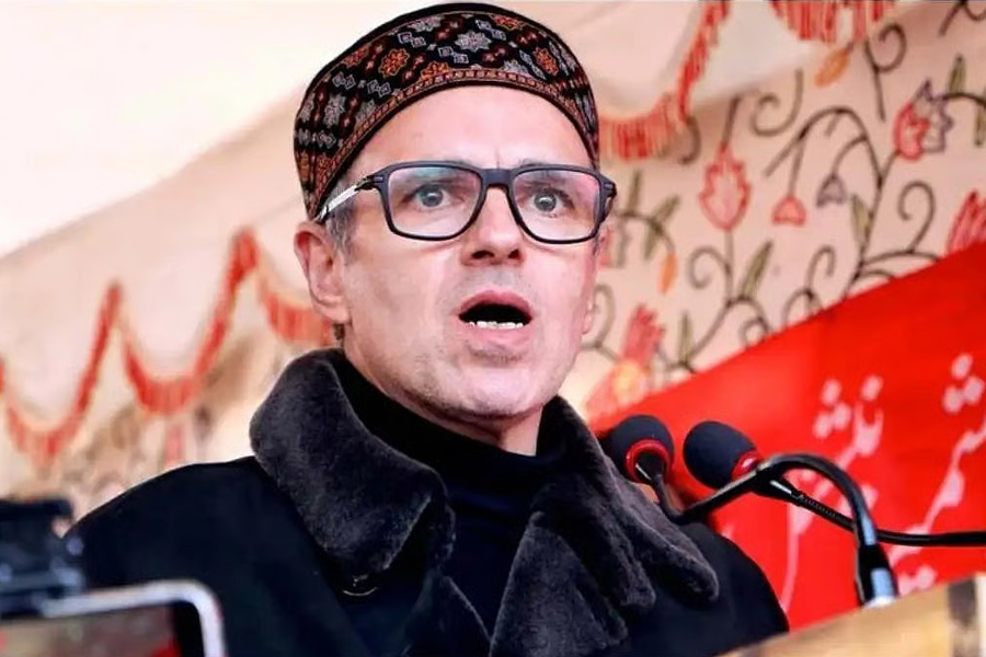 ‘আসল রং দেখাচ্ছেন’, ভরা মঞ্চে তরুণীর হিজাব ধরে টানায় নীতীশকে ভর্ৎসনা ওমরের