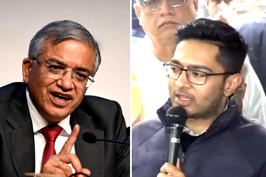‘আঙুল উঁচিয়ে কথা বলেন জ্ঞানেশ কুমার’, কমিশনে বৈঠক শেষে বিস্ফোরক দাবি অভিষেকের