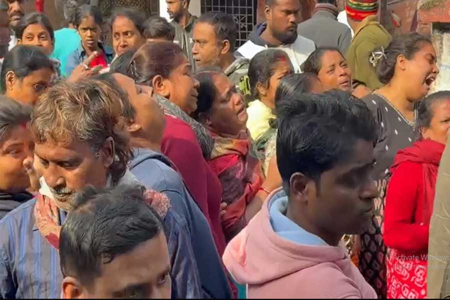 পরকীয়ায় জড়িয়েছেন স্ত্রী! ১৪ বছরের ছেলেকে ‘খুন’ করে আত্মঘাতী স্বামী, উত্তেজনা মহেশতলায়