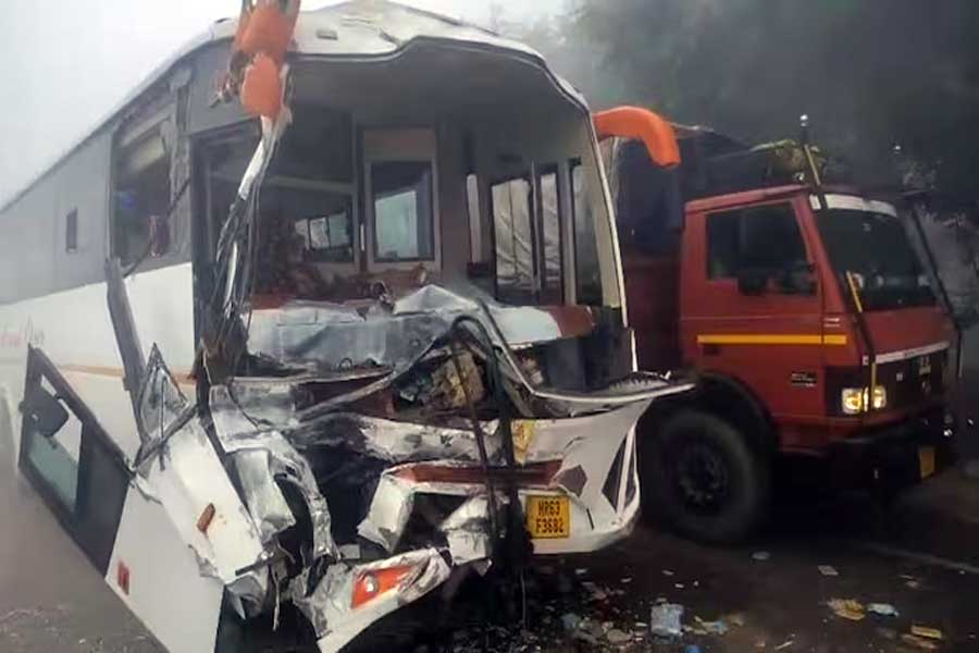 কুয়াশায় চারপাশ ঝাপসা, পরপর বাসের ধাক্কায় বিপর্যস্ত জাতীয় সড়ক! জখম বহু