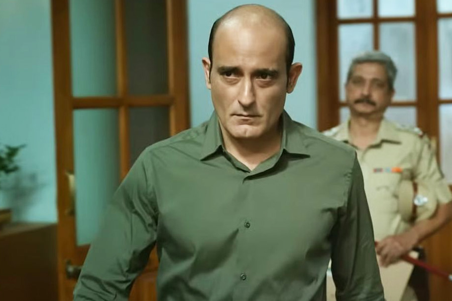 ভাঙেন চুক্তি, অক্ষয়ের জন্য বন্ধ হয় শুটিংও! ‘দৃশ্যম ৩’ বিতর্কের মাঝেই ‘খলনায়কে’র নয়া কীর্তি ফাঁস