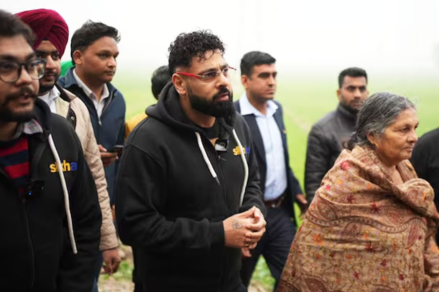 বন্যাবিধ্বস্ত পাঞ্জাবের ‘প্রাণ’ ফেরালেন বাদশা, নতুন বাড়ির চাবি তুলে দিলেন দুর্গতদের হাতে
