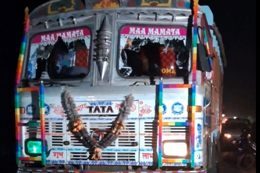 পর্যটকদের গাড়িতে ধাক্কায় বচসা, চালককে ঝুলিয়ে ৩ কিমি রাস্তা হিঁচড়ে নিয়ে গেল লরিচালক!