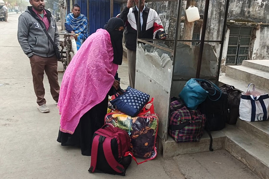 Long queues of people returning from Bangladesh to India