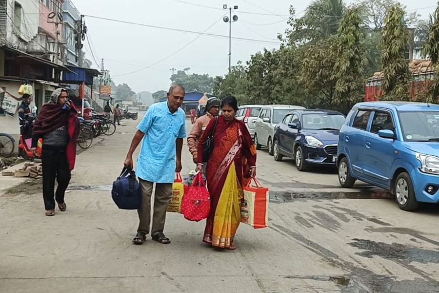 হিংসার আগুনে পুড়ছে বাংলাদেশ, পড়িমড়ি ভারতে ফিরতে সীমান্তে লম্বা লাইন