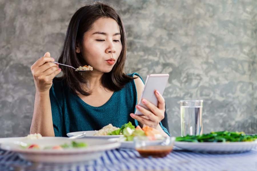 Eating While Scrolling, You're Inviting Belly Fat 