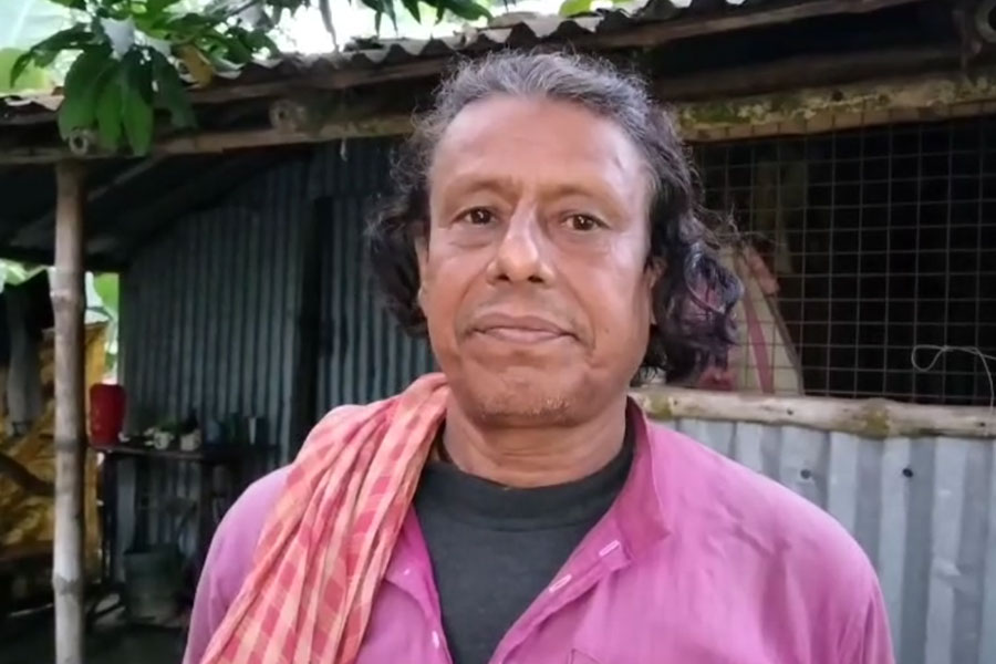 তিন ছেলে-স্ত্রীকে নিয়ে সংসার, SIR ফর্ম জানাল আরও ২ ‘পুত্র’ আছে বনগাঁর রবীন্দ্রনাথের!