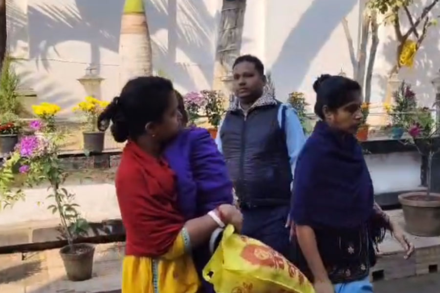 একই গাড়ি একাধিক ব্যক্তিকে বিক্রি করে টাকা আত্মসাৎ! বনগাঁয় গ্রেপ্তার মহিলা